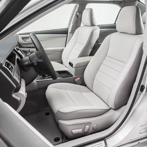 2015_Toyota_Camry_XLE_011