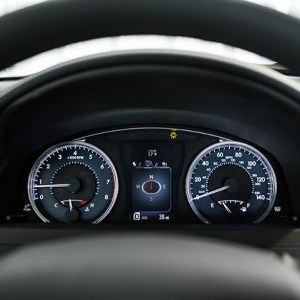 2015_Toyota_Camry_XLE_014