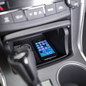 2015_Toyota_Camry_XLE_016